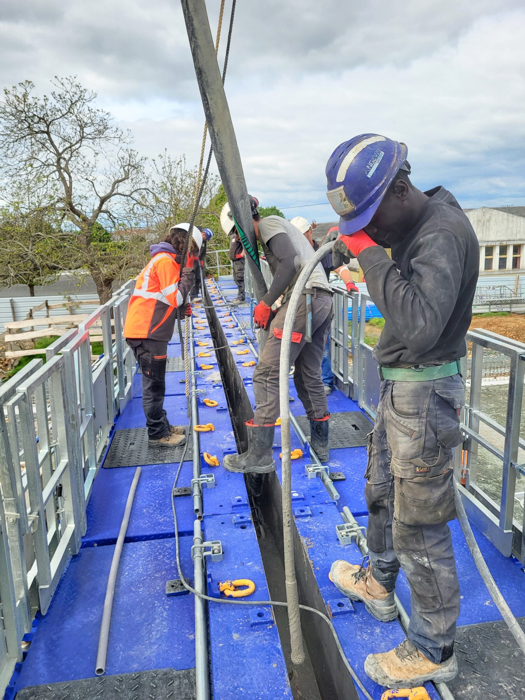 L’économie d’un chantier en béton brut apparent : maîtriser les heures, les gestes et les cadences